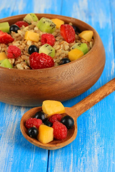 Farinha de aveia com frutas na mesa close-up — Fotografia de Stock