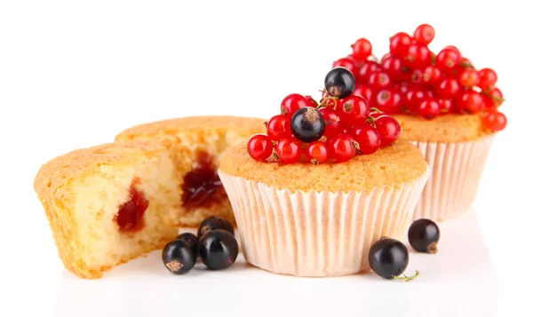 Smakelijke muffins met bessen geïsoleerd op wit — Stockfoto