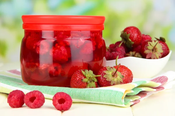 Hausgemachte Beerenmarmelade auf Holztisch auf hellem Hintergrund — Stockfoto