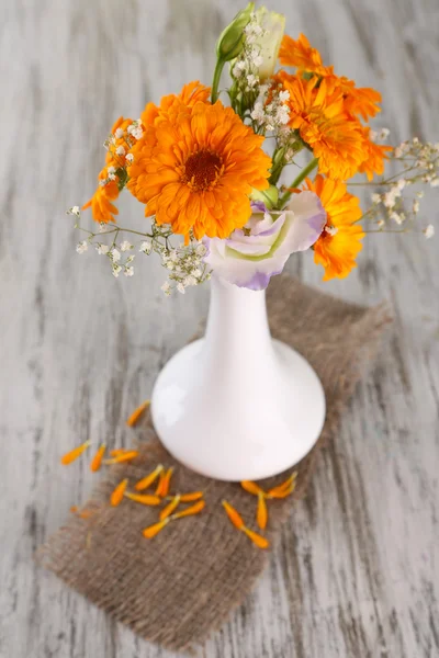 Calendula fleurs en vase sur fond bois — Photo