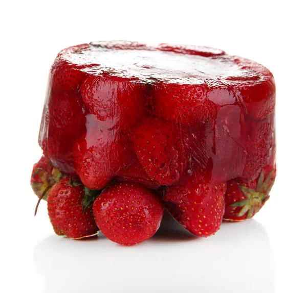 Erdbeere eingefroren in Eis isoliert auf weiß — Stockfoto