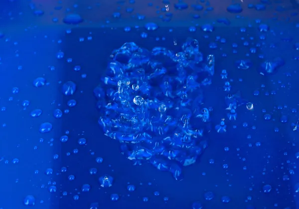 Gotas de agua sobre fondo plástico azul —  Fotos de Stock