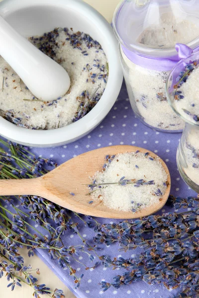 Bodegón con frasco de azúcar de lavanda, mortero y flores de lavanda fresca, primer plano — Foto de Stock