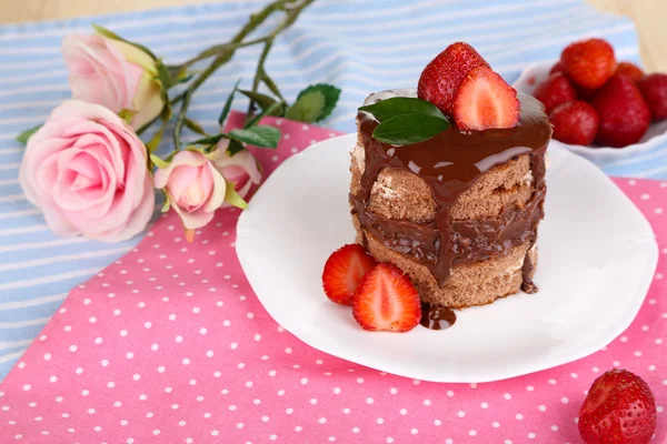 Schokoladenkuchen mit Erdbeere auf dem Tisch in Großaufnahme — Stockfoto