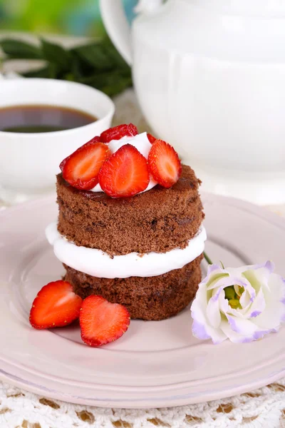 Chocolate cake with strawberry on table close-up — Stock Photo, Image