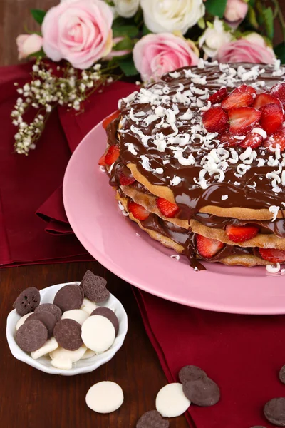 Ahşap masa yakın çekim üzerinde çilek ile çikolatalı kek — Stok fotoğraf