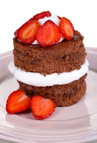 초콜릿 케이크 딸기 흰색 절연 — 스톡 사진