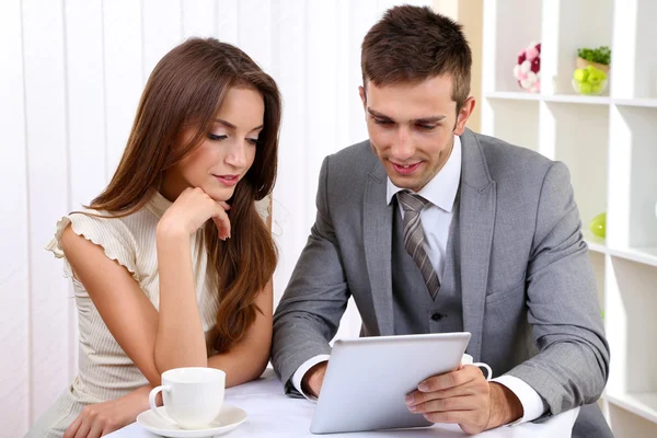 Zakelijke partners bespreken hun zakelijk project in café — Stockfoto