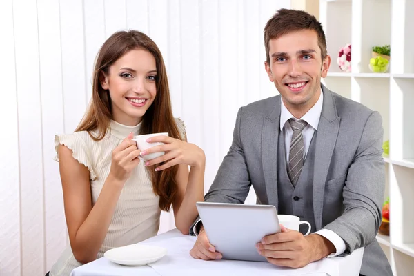 Zakelijke partners bespreken hun zakelijk project in café — Stockfoto