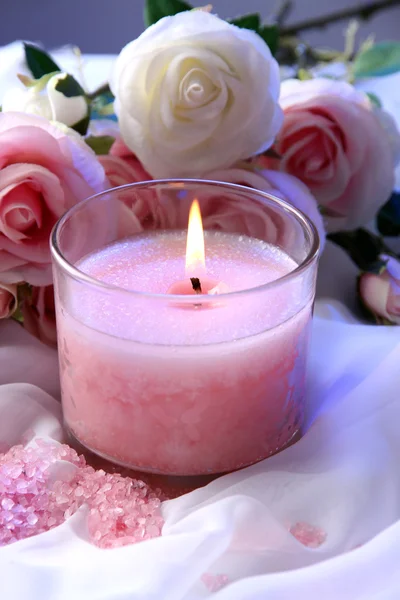 Krásná svíčka s květem na bílý ubrus, zblízka — Stock fotografie
