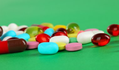 hap, Tablet ve kapsüller yeşil zemin üzerine ürün çeşitliliği