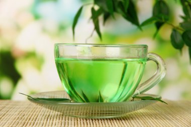 yeşil çay doğal zemin üzerine bambu hasır üzerinde şeffaf bardak