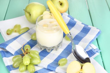 cam ahşap masa yakın çekim üzerinde meyve ile lezzetli yoğurt