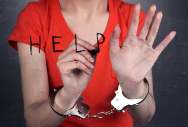 ses yalıtımlı Oda cam arkasında kelepçeyle mahkum