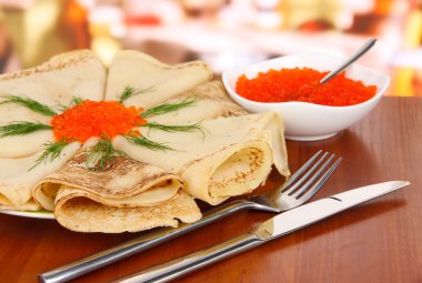 kafede masada kırmızı havyar ile lezzetli gözleme