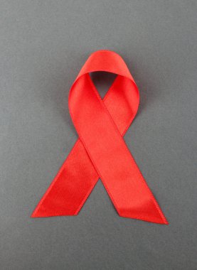 kırmızı kurdele HIV, AIDS gri arka plan üzerinde