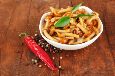 ahşap zemin üzerinde kase mantar