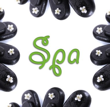 Spa taşlar ve beyaz çiçekler üzerinde beyaz izole