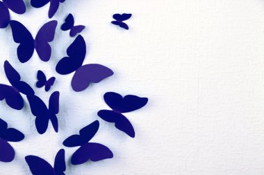 farklı yönlere duvar kağıt kelebekler uçmak