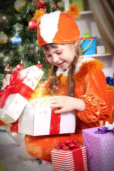 Klein meisje opent geschenk — Stockfoto