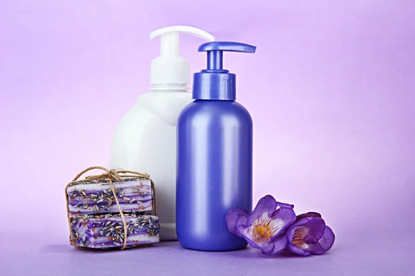 Folyékony és kézi készítésű szappanok, lila háttér — Stock Fotó