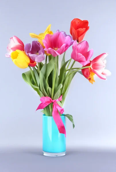 Hermosos tulipanes en ramo sobre fondo gris —  Fotos de Stock