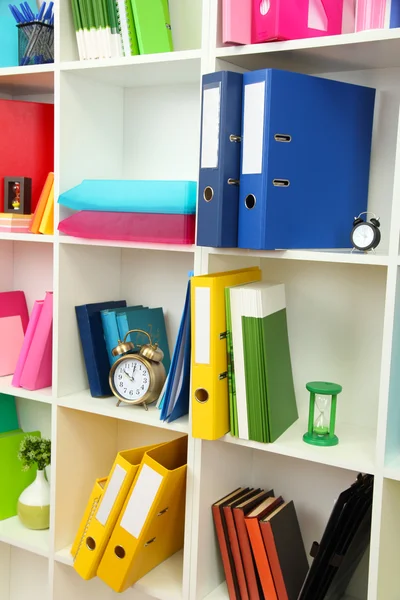 Estantes de oficina blancos con diferentes artículos de papelería, de cerca — Foto de Stock