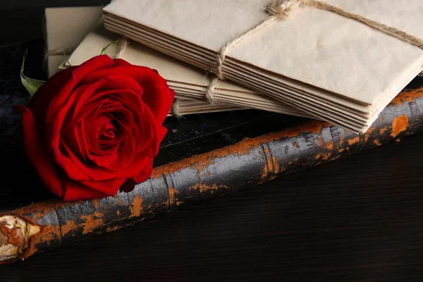 Rose and letters on wooden table close up — Stock Photo, Image