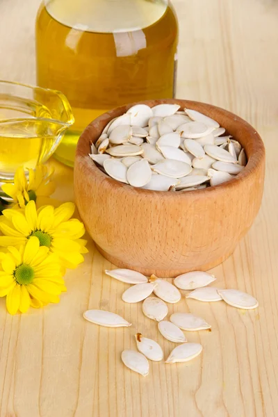 Nuttige pompoenpitten olieverf op houten tafel close-up — Stockfoto