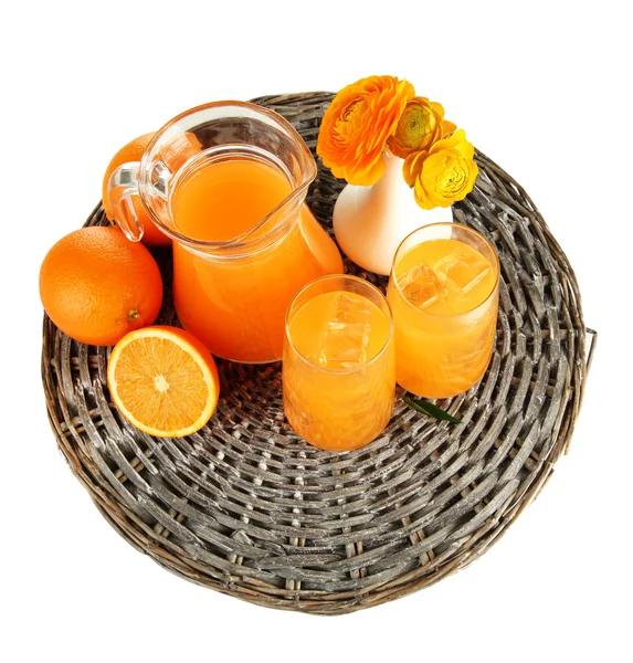 Vasos y jarra de zumo de naranja aislados sobre blanco —  Fotos de Stock