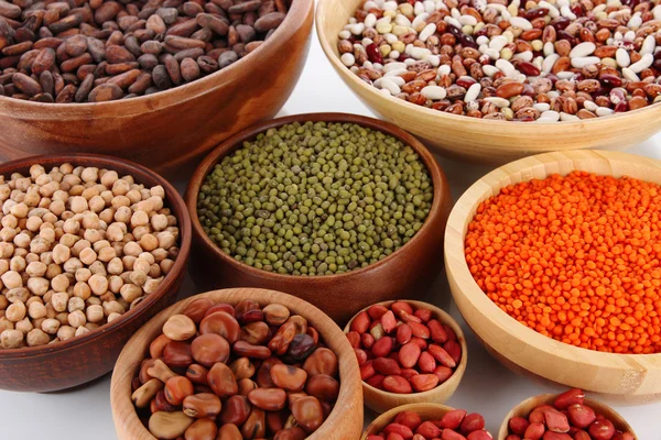 Různé druhy fazolí v miskách detail — Stock fotografie