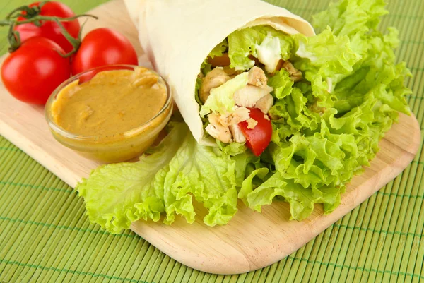 Kebab - carne grelhada e legumes, em tábua de madeira, em fundo de esteira de bambu — Fotografia de Stock