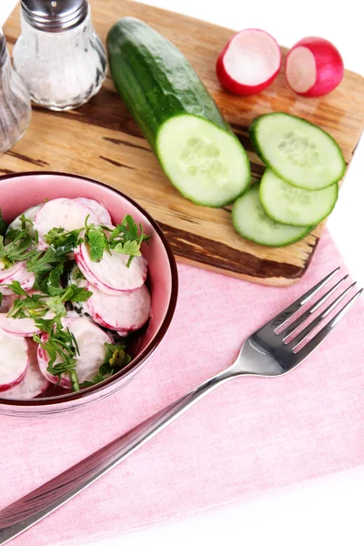Salade de légumes vitaminés dans un bol avec des ingrédients isolés sur blanc — Photo