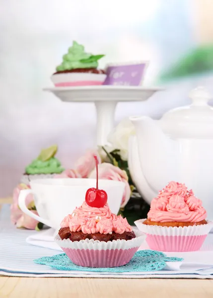 Hermosos cupcakes en la mesa de comedor en el fondo de la habitación — Foto de Stock