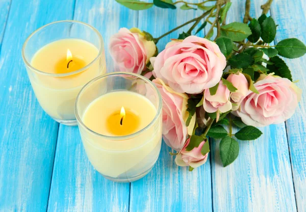 Kerzen auf Holztisch in Großaufnahme — Stockfoto