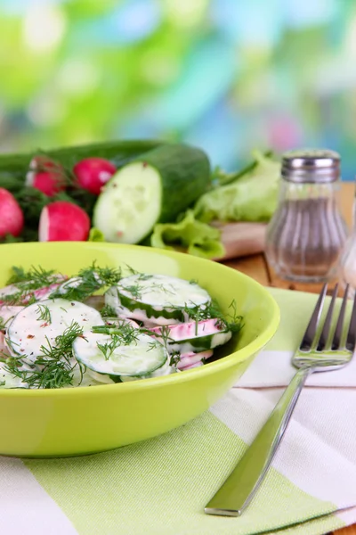 Vitamin grönsakssallad i skål på träbord på naturliga bakgrund — Stockfoto