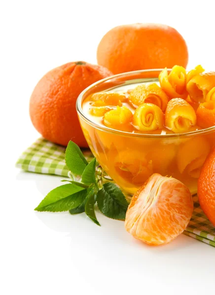 Orangenmarmelade mit Schale und Mandarinen, isoliert auf weiß — Stockfoto