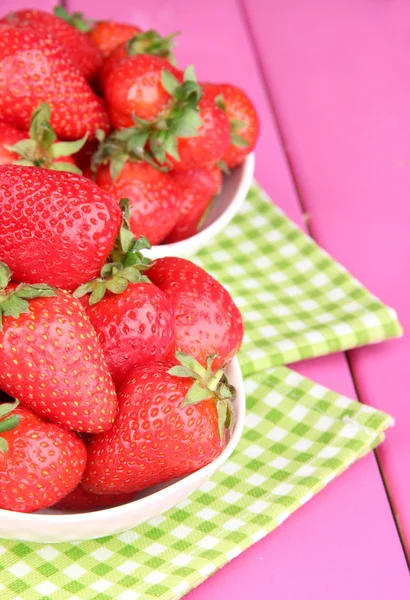 Frische Erdbeere in Schale auf rosa Holzhintergrund — Stockfoto