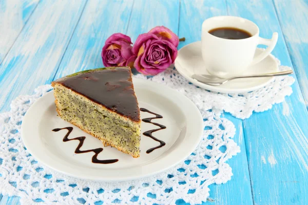 Delicious poppy seed cake with cup of coffee on table close-up — Stock Photo, Image