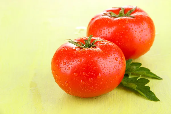 Pomodori freschi su colore backgroun di legno — Foto Stock