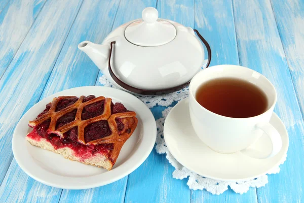 Cherry pie op tafel — Stockfoto