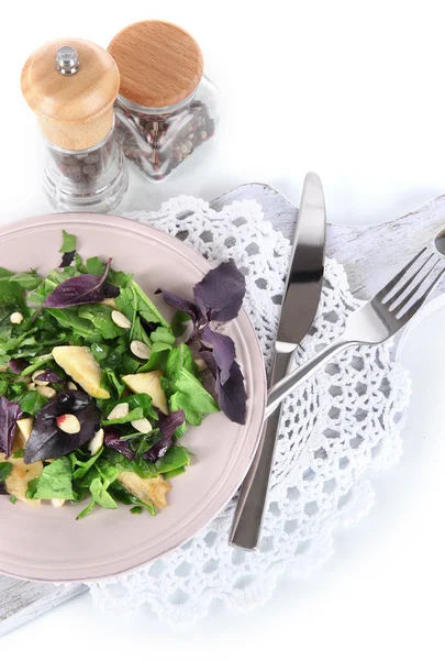 Salada leve em prato isolado em branco — Fotografia de Stock