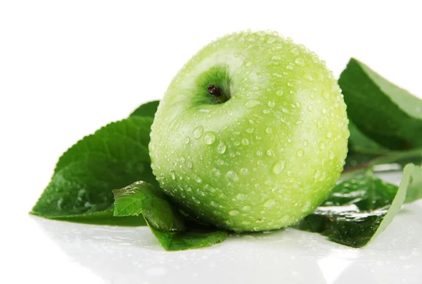 Pomme verte juteuse aux feuilles, isolée sur fond blanc — Photo