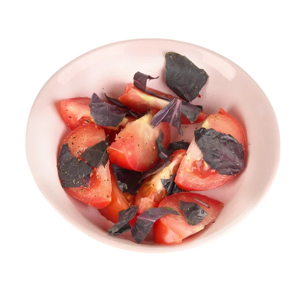 Ensalada de tomates frescos con hojas de albahaca aisladas sobre blanco —  Fotos de Stock