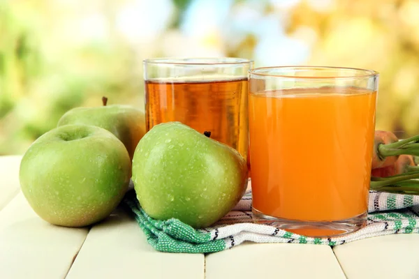 주스, 사과와 당근 녹색 배경에 흰색 나무 테이블에 안경 — 스톡 사진
