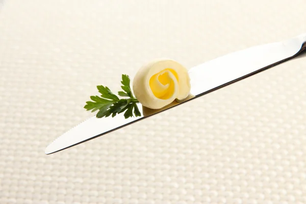 Butter curl on knife, close up — Stock Photo, Image