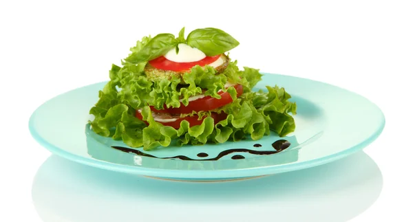 Sabroso tueste de médula y rodajas de tomate con hojas de ensalada, aislado en blanco —  Fotos de Stock