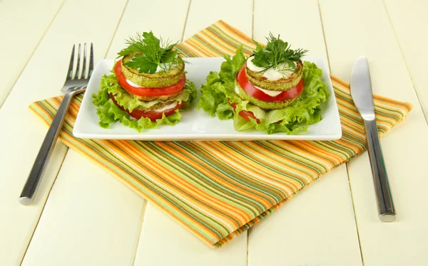 Leckere geröstete Knochenmark und Tomatenscheiben mit Salatblättern, auf Holzgrund — Stockfoto