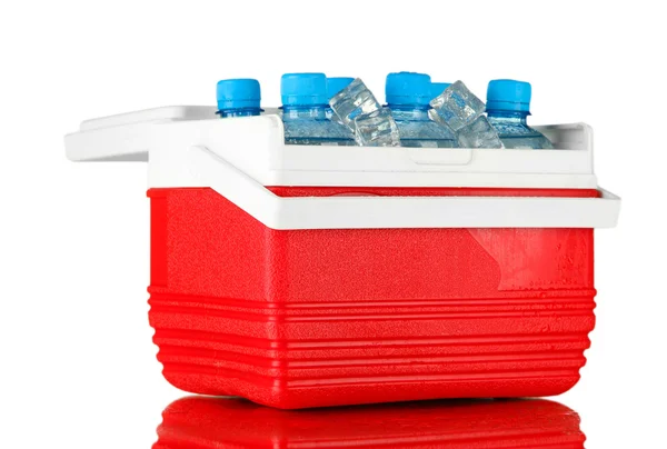 Frigorífico de viagem com garrafas de água e cubos de gelo, sobre fundo branco — Fotografia de Stock