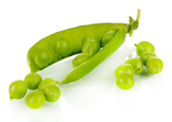 Guisantes verdes dulces aislados en blanco — Foto de Stock